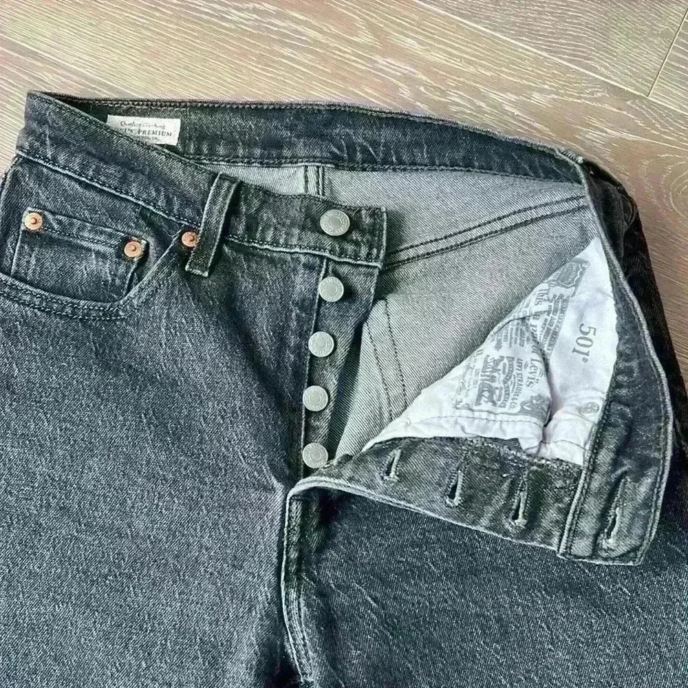 Levi’s 501 Original Cropped Women’s Jean - Picture 5 of 6